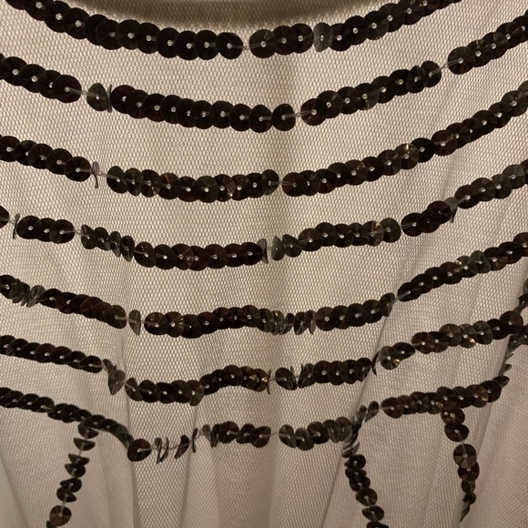 Beautiful sequenced top. - Picture 2 of 3